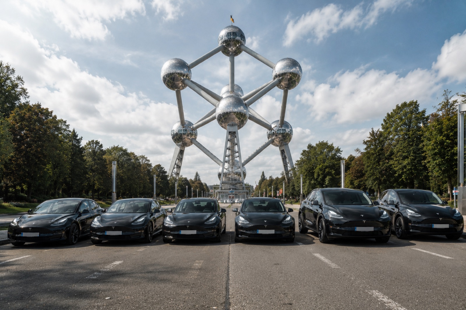 Flotte B-DRIVE — 6 Tesla devant l'Atomium de Bruxelles
